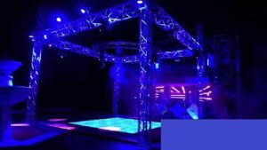 Discoteca móvil iluminando una pista de baile en un evento nocturno